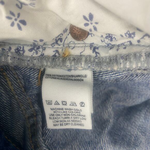 We The Free Mid Rise 3” Cut Off Medium Wash Denim Short Size 28‎ - Picture 4 of 6